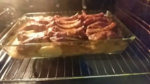 Свиные рёбрышки на картошке в духовке.