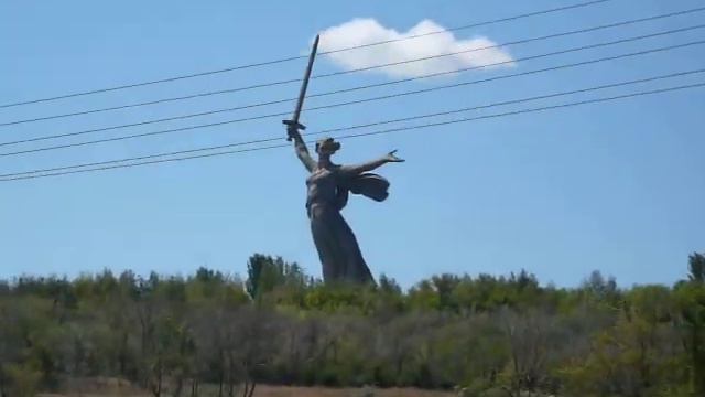 Мамаев Курган в Волгограде из окна поезда (2008) смотреть онлайн