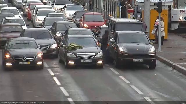 Выезд на встречку на улице Стасова! смотреть онлайн