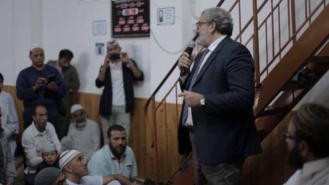Michele Emiliano visita comunità islamica a Bari смотреть онлайн