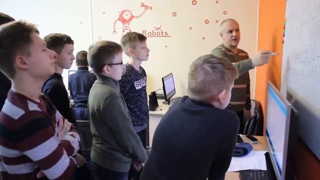 Фрагмент занятия в старшей группе 10+ с курса "Робототехника и программирование" смотреть онлайн