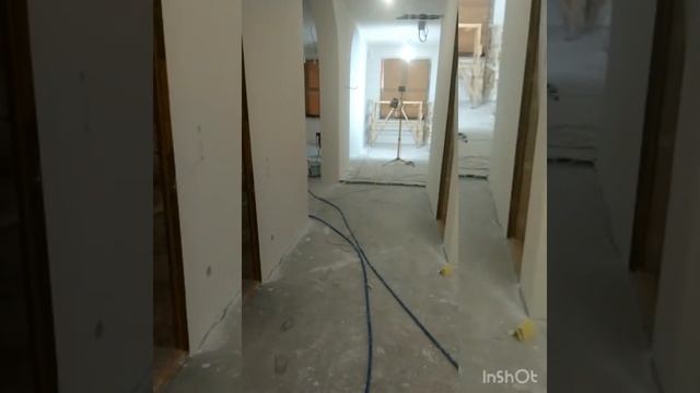Механизированная шпаклёвка стен и потолков. Результат до и после. #маляркаспб #ремонтспб #стройка смотреть онлайн