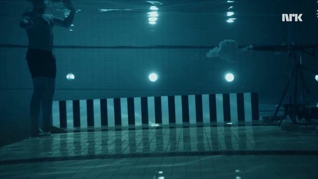 Физик из Норвегии стреляет в себя под водой смотреть онлайн