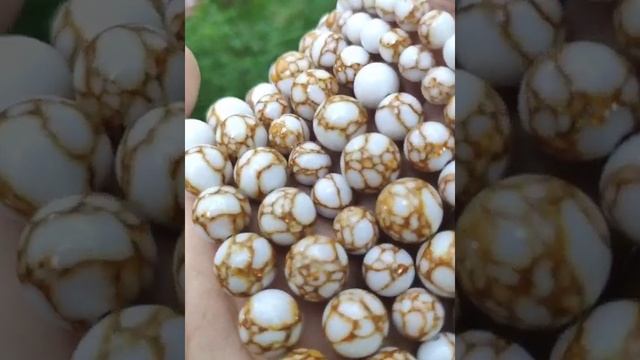 Круглые бусины белого цвета с золотыми прожилками. Бусины для украшений 36 шт. смотреть онлайн