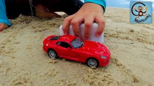 Дети и Машинки. Милан строит город из песка для машинок игрушек. Манкиту