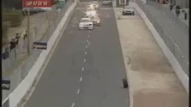 De wielen van de auto gaan rond en rond.