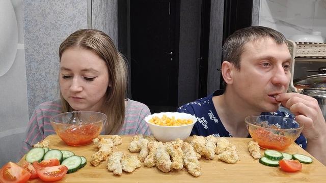 МУКБАНГ ДОМАШНИЕ КУРИНЫЕ СТРИПСЫ с соусом овощами / #mukbang #asmrrussia