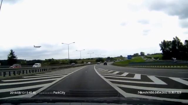 Полет самолета над дорогой смотреть онлайн