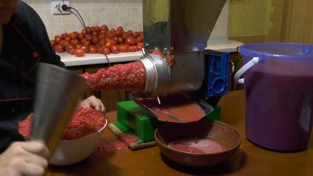Томатний сік в домашніх умовах!Шнековий соковичавлювач СШ-1 в роботі. смотреть онлайн