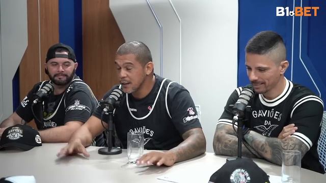 CASAL CORINGÃO RECEBE CHAPA 3 DOS GAVIÕES DA FIEL TORCIDA !!! смотреть онлайн