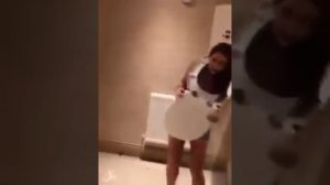 Вот зачем девушки ходят парами в туалет