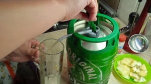Как открыть бочонок пива Heineken 5 литров
