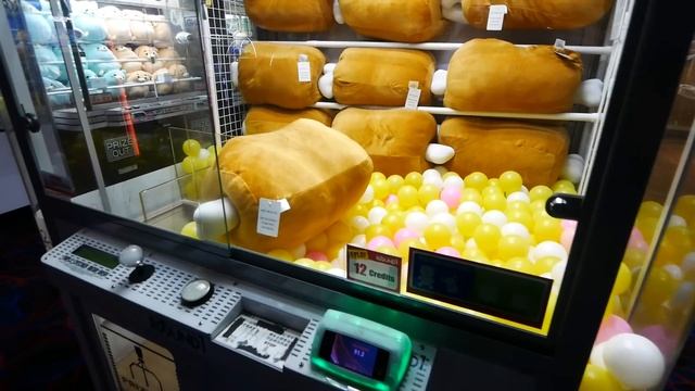 Finally WON From This GIANT Claw Machine!!! OMG! || Arcade Games смотреть онлайн