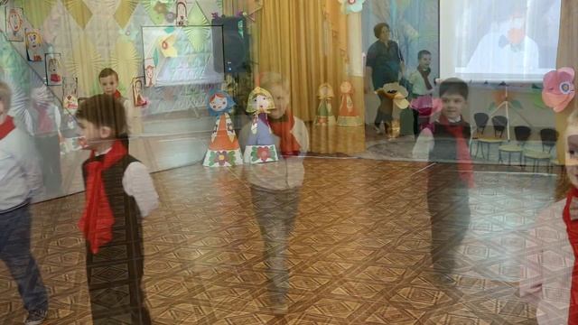 Утренник 8 Марта в детском саду | Вступление в лондонском стиле [Студия Отражение - VideoReflex] смотреть онлайн