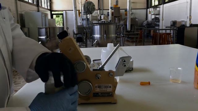 Cómo usar un Refractómetro Abbe 2WAJ - Uso y Manejo para determinar grados Brix смотреть онлайн