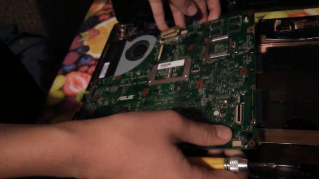 замена термопасты на ноутбуке ASUS часть 1 смотреть онлайн