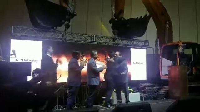 Fatosla recibe el premio como mejor distribuidor del mundo de Hyundai Construction Equipment смотреть онлайн