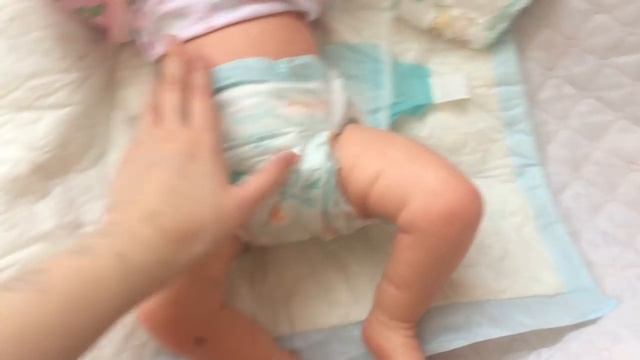 Смена Памперса Новорождённому Малышу смотреть онлайн