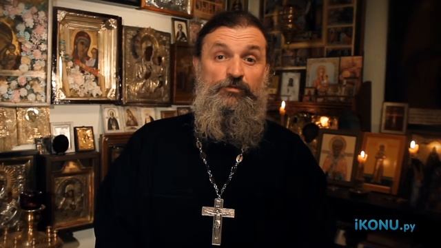 Почему нельзя вставать спиной к алтарю при крещении?