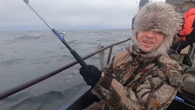 Рыбачим и ныряем в Териберке | Вышли на корабле в Баренцево море и попали в большую волну смотреть онлайн