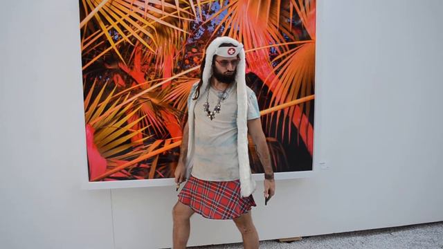 Le photographe excentrique Benoit Paillé s'exécutant devant une de ses oeuvres photographiques. смотреть онлайн