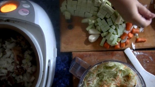 Готовлю ужин: овощное рагу со свиными ребрышками и оладушки из кабачка со сметанным соусом смотреть онлайн