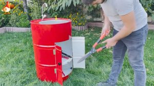 Умывальник из металлической бочки с полочками для инструмента для сада и дачи