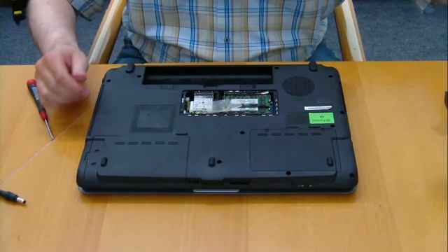 Toshiba Série A350: Remplacement d'un module mémoire смотреть онлайн