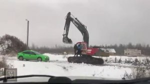 Экскаватор раздавил авто и постоял за свою честь, нечего будить зверя в водителе экскаватора!