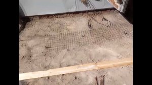 Заливка подъезда к гаражу бетоном.