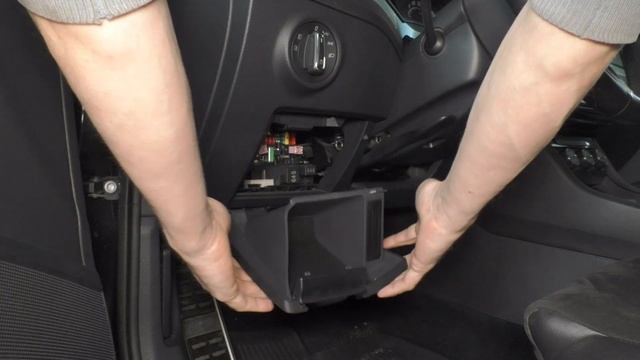 Driver Glove Box Removal - Skoda Superb 3 (2015-2023)