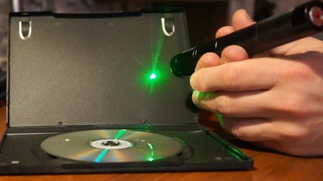 Мощный зелёный лазер, зажигающий спички (обзор SDLaser 303) смотреть онлайн