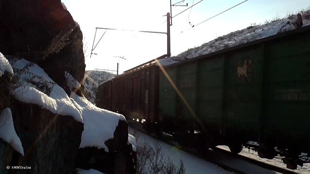 "Между скал". ВЛ10-709 с перегоняемым ТЭМ2-7355 и грузовым поездом смотреть онлайн