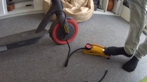 Накачка переднего колеса через переходник. Электросамокат Xiaomi m365