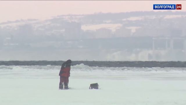 Спасатели просят жителей Волгоградской области соблюдать правила безопасности при выходе на лед смотреть онлайн