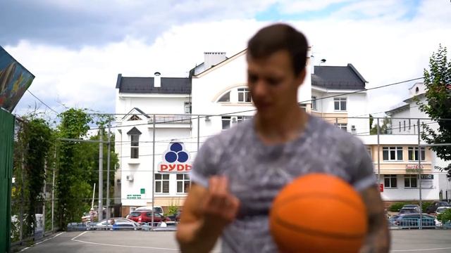 Как научиться КРУТИТЬ МЯЧ НА ПАЛЬЦЕ - Научился очень БЫСТРО смотреть онлайн
