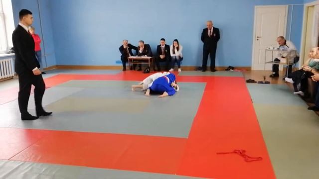 Первый поединок в открытом турнире города Донецка по дзюдо среди девочек 2006-2009 г. смотреть онлайн