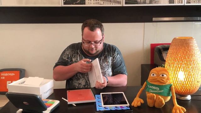 Анбоксинг розового iPad Pro на 9,7 дюймов смотреть онлайн