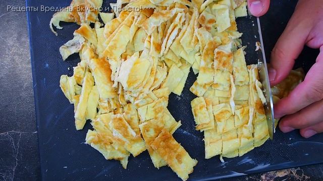 Салат с крабовыми палочками яичными блинчиками и кукурузой. Рецепт. смотреть онлайн