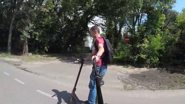 Xiaomi Mijia M365 с седлом. Обзорный вид в движении. Xiaomi Mijia M365 with seat смотреть онлайн
