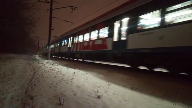 Поезд ЭГ2ТВ Иволга 2.0 в сильный снегопад смотреть онлайн