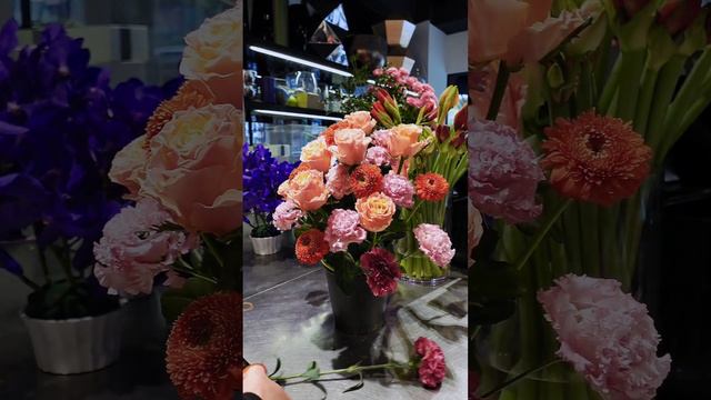 ■245 オレンジとピンクのフラワーアレンジメント смотреть онлайн