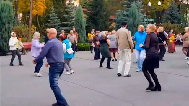А СКОРО НОВЫЙ ГОД! ОКТЯБРЬ 2023 ХАРЬКОВ ТАНЦЫ НА РЕТРО! смотреть онлайн