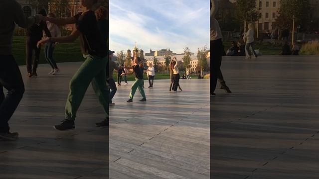 8 октября 2022 г. Хастл Hustle (вообще правильно «хасл», но русские добавили «Т»).