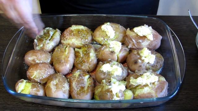 Молодой картофель запеченный в духовке.