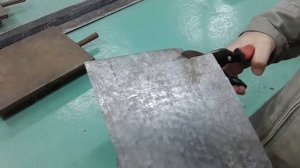 Резка металла ручными ножницами