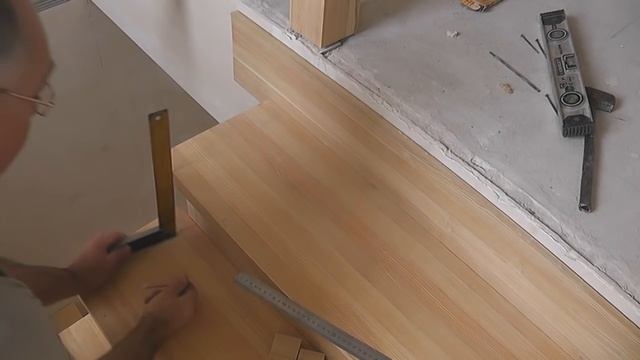 Начинаем устанавливать балясины. Размечаем места под установку балясин и столбов. смотреть онлайн