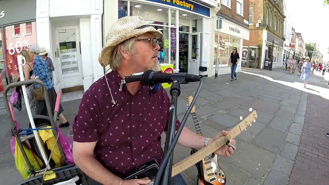 ИГРАЕТ НА ГУБНОЙ ГАРМОШКЕ И ЭЛЕКТРОГИТАРЕ ► Уличный Блюз Рок смотреть онлайн