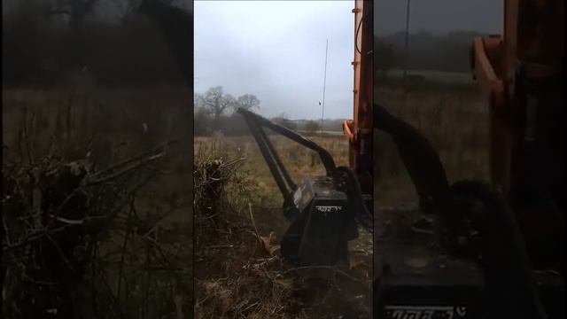 Daewoo / Doosan 255LC Excavator Mulcher: Gyrotrac HF500 head. смотреть онлайн