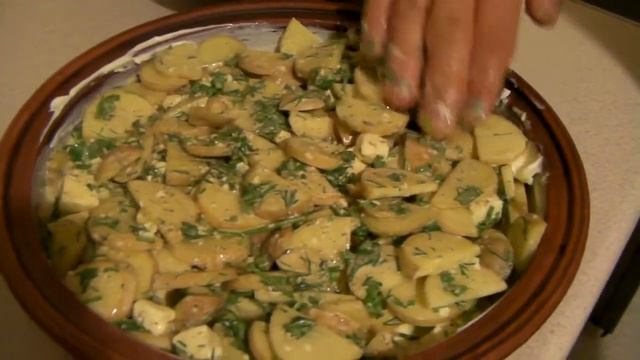Веселый повар Иванов выпуск 1 – картофель с сыром, сметаной, зеленью и душистыми специями смотреть онлайн